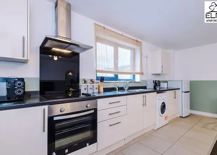 Cozy 1 Bedroom Apartment, Prime Location , Free Parking