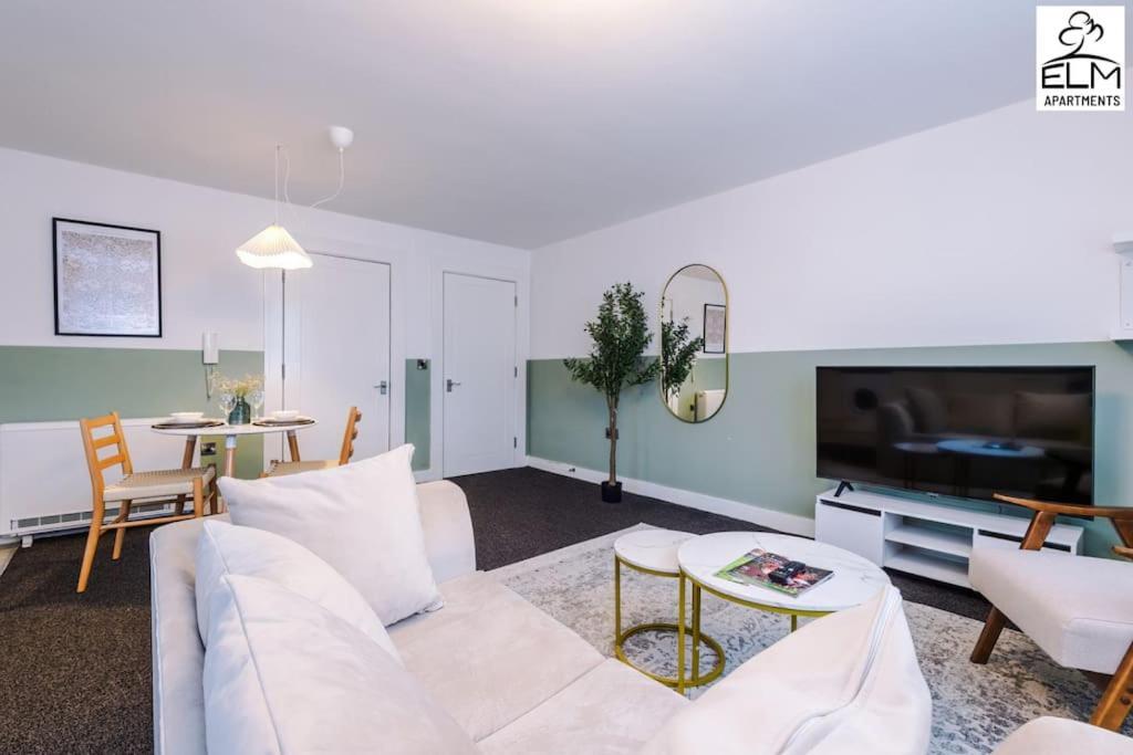 Cozy 1 Bedroom Apartment, Prime Location , Free Parking Apartment *