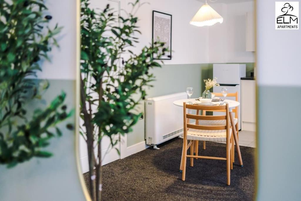 Cozy 1 Bedroom Apartment, Prime Location , Free Parking Apartamento